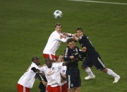 开云官方app入口-汉堡主场惊险击败对手，连胜保持不败纪录