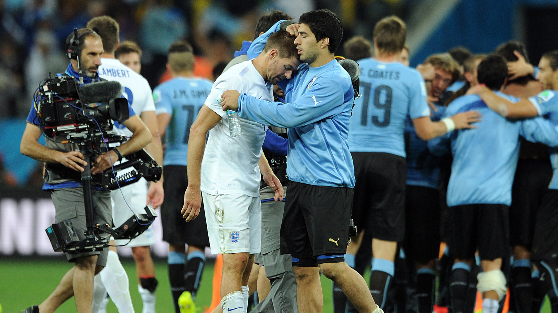 包含巴黎力克乌拉圭，本泽马关键制胜的词条