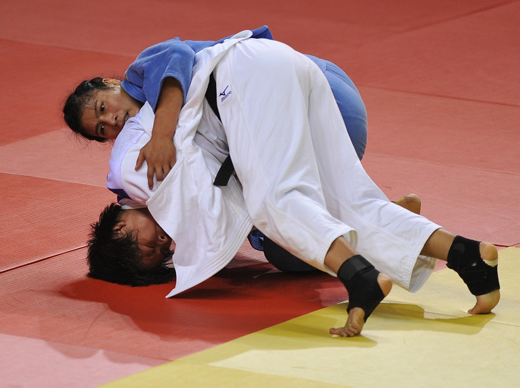 柔道赛场上对决激烈，技艺精湛令人叹为观止的简单介绍