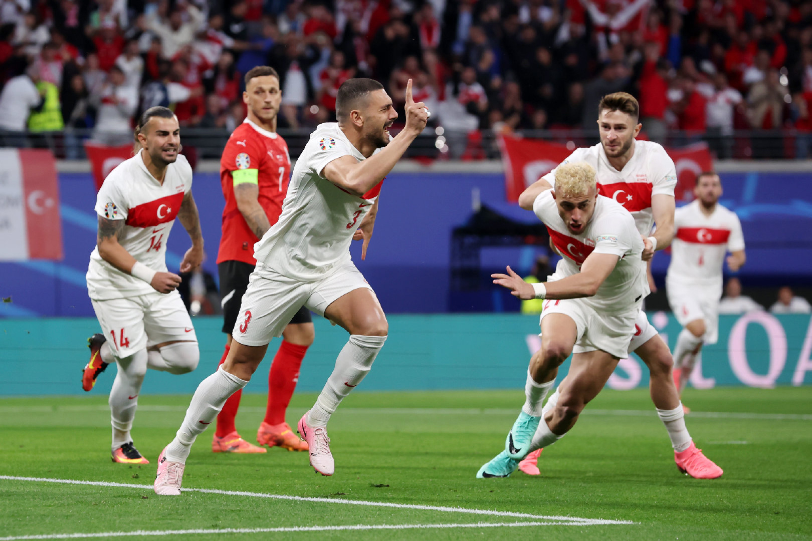 捷克共和国队在欧洲足球资格赛中表现抢眼