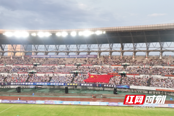 包含足球对抗赛的火爆氛围感染全场的词条