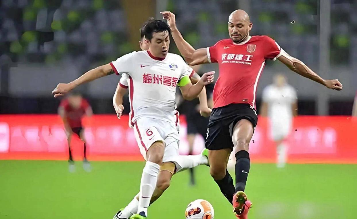 球场纷争，胜负难测，悬念重重的简单介绍