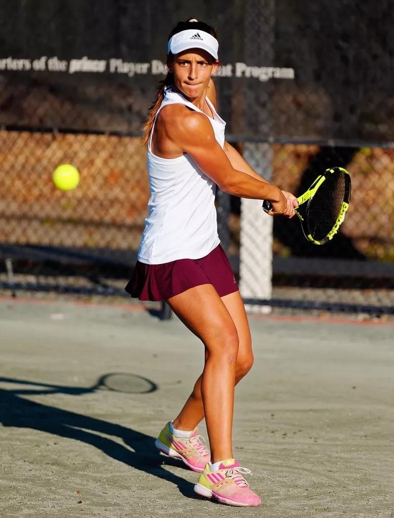 新西兰举重选手唐纳德成功晋级八强