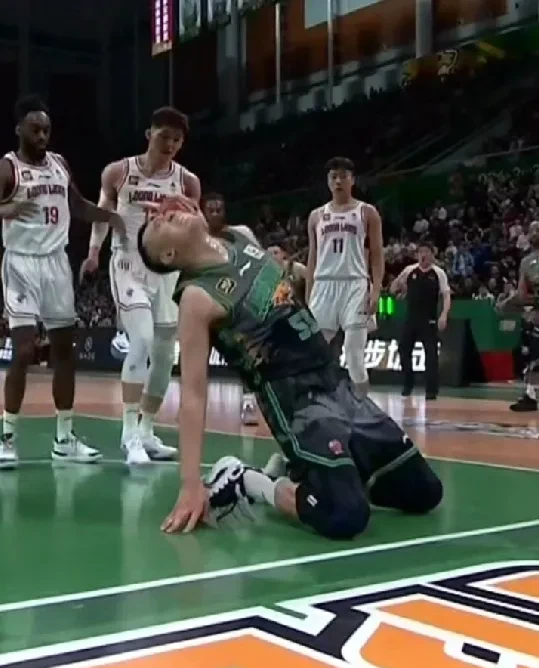 关于广东队碾压广州队，赵继伟扛起全队的信息