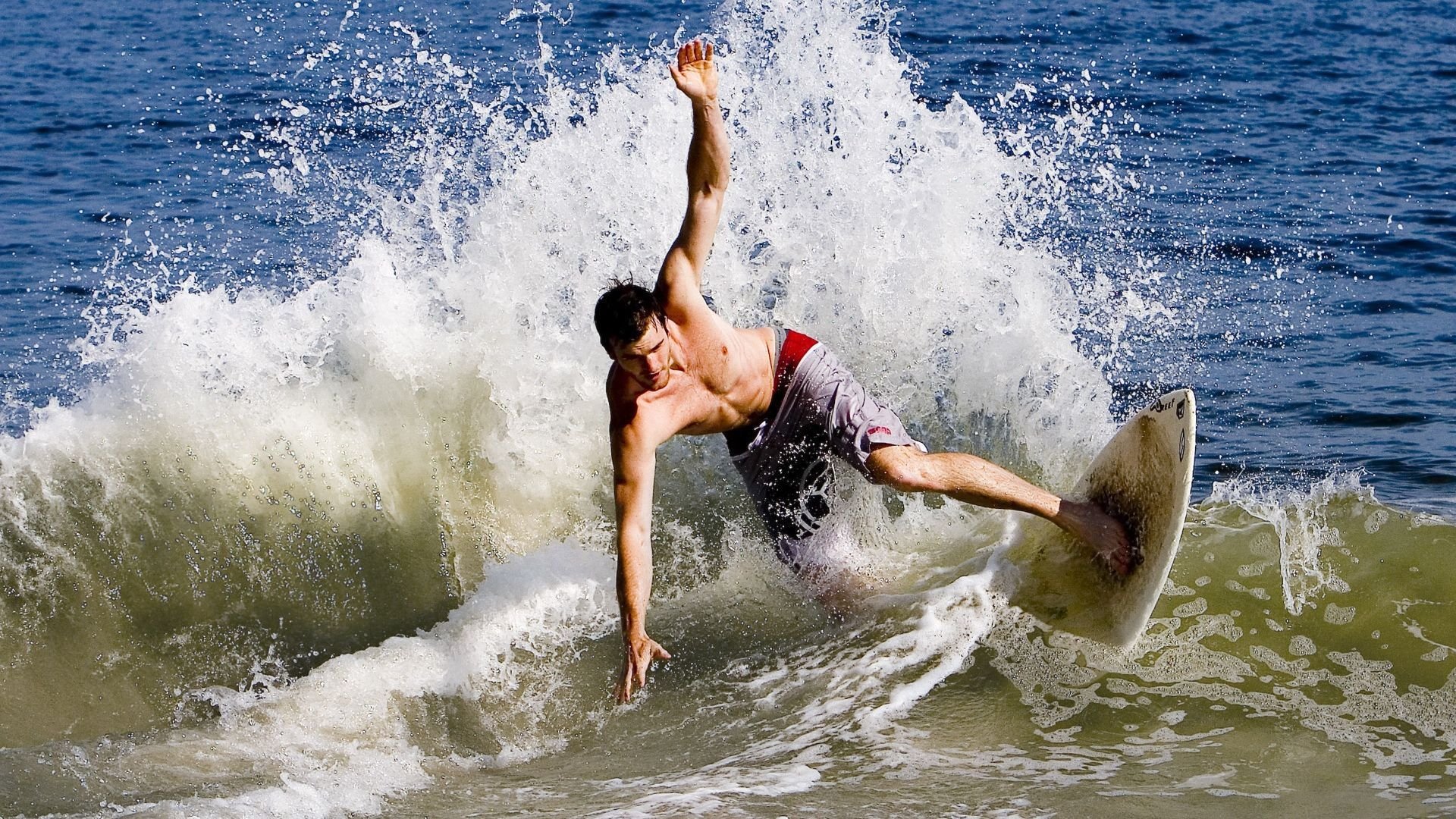 雷霆万钧，詹姆斯接管季后赛，湖人克猛龙显争冠雄心