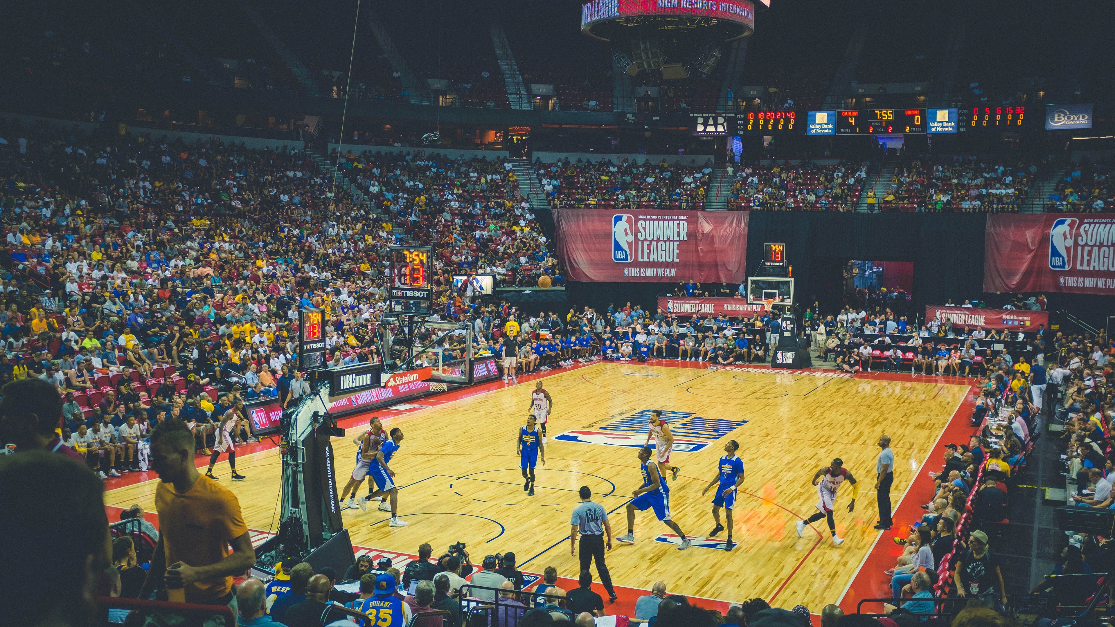 雷霆万钧，詹姆斯接管季后赛，湖人克猛龙显争冠雄心